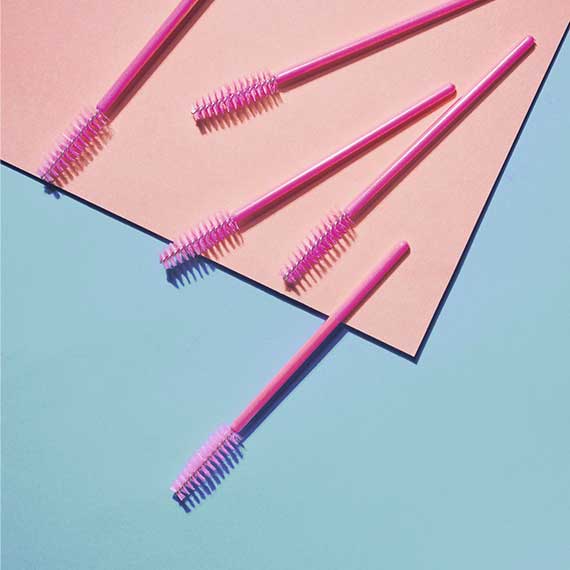 Die Wimpernextensions von GirlGotLashes benötigen tatsächlich kaum Pflege während der Tragezeit. Du musst sie nicht, wie bei einer professionellen Wimpernverlängerung, regelmäßig mit einem Wimpernshampoo reinigen.